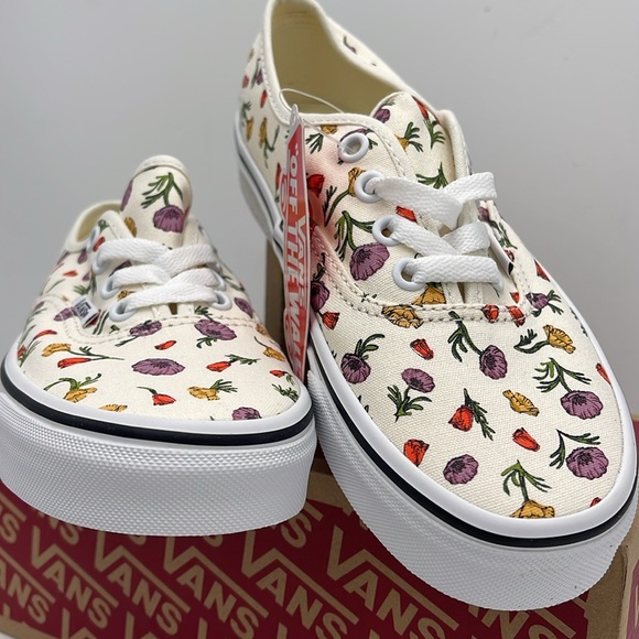 Vans WMNS Authentic Poppy Floral Cream
VN0A5JMPCRM Sneakers - Picture 5 of 16